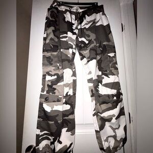 Camo cargo pants with adjustable waist and bottom. Men’s XS #camo #cargo